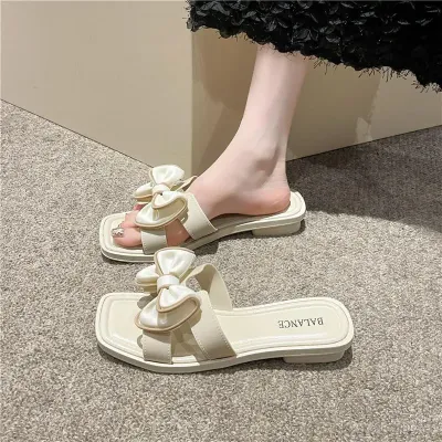 FASHIONABLE WOMEN'S SLIPPERS